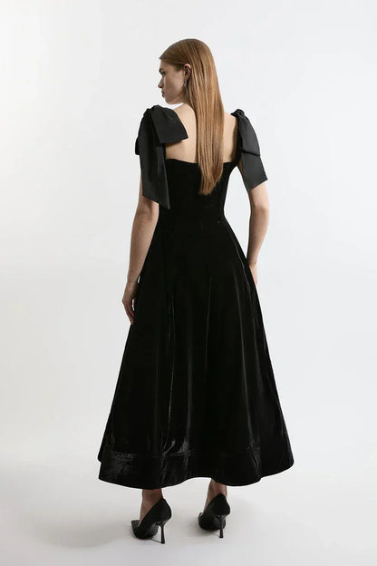 Amora™ Abito Midi Strapless in Velluto con Fiocco