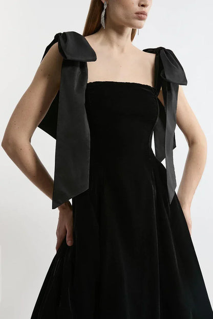 Amora™ Abito Midi Strapless in Velluto con Fiocco