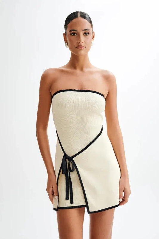 Amora™ Mini Abito Strapless Asimmetrico a Maglia
