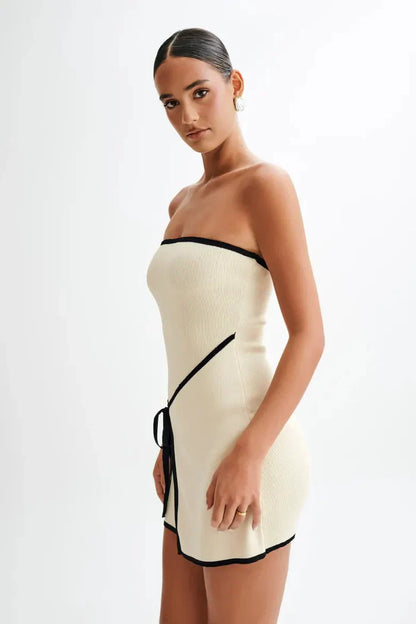 Amora™ Mini Abito Strapless Asimmetrico a Maglia