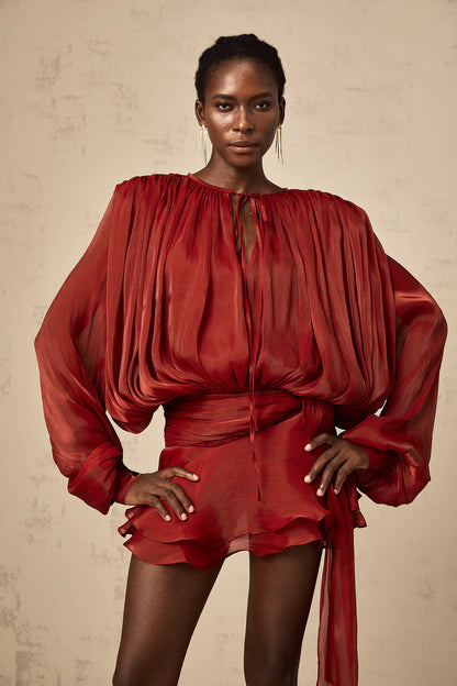 Amora™ Blusa in Raso Drappeggiata Crimson Elegance
