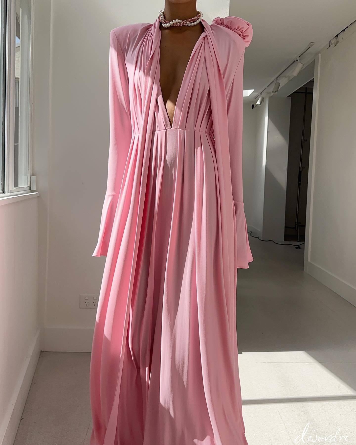 Amora™ Rosé Bloom Abito Maxi Drappeggiato a Maniche Lunghe – Rosa Cipria