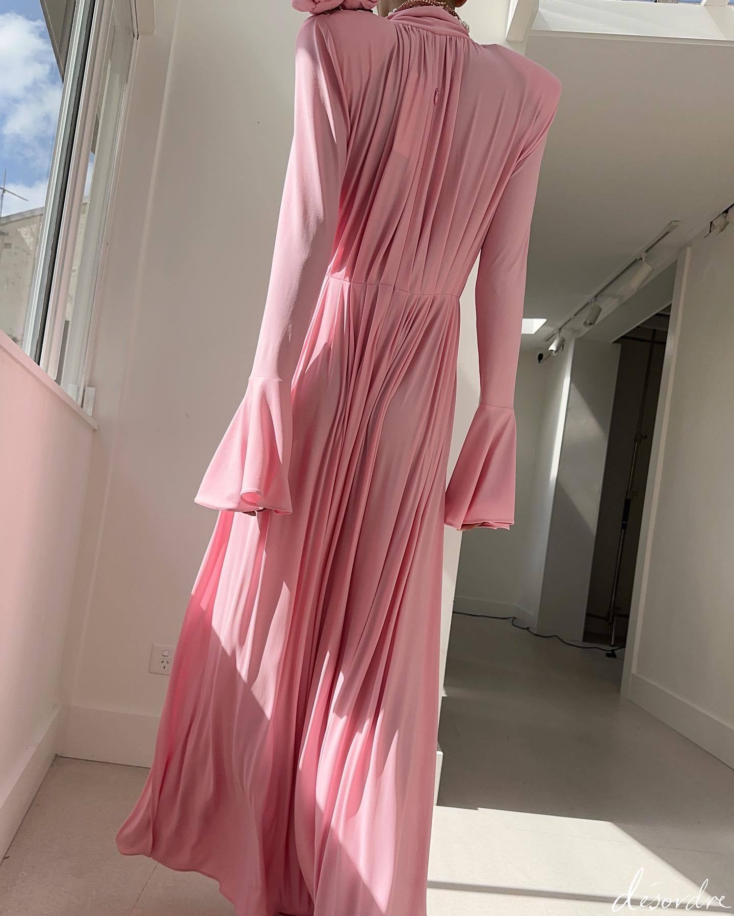 Amora™ Rosé Bloom Abito Maxi Drappeggiato a Maniche Lunghe – Rosa Cipria