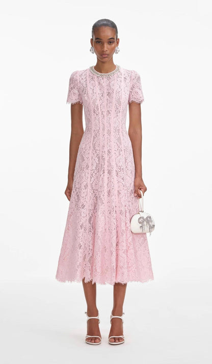 Amora™ Abito Midi in Pizzo Blush Grace – Eleganza Rosa Cipria